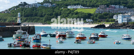 St. Ives Hafen mit Fischerbooten günstig auf einem Sommertag blue sky blue sea mit smeatons Pier auf der linken Seite des Bildes Cornwall Stockfoto