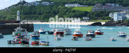 St. Ives Hafen mit Fischerbooten günstig auf einem Sommertag blue sky blue sea mit smeatons Pier auf der linken Seite des Bildes Cornwall Stockfoto