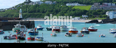 St. Ives Hafen mit Fischerbooten günstig auf einem Sommertag blue sky blue sea mit smeatons Pier auf der linken Seite des Bildes Cornwall Stockfoto