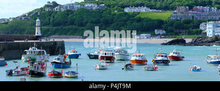 St. Ives Hafen mit Fischerbooten günstig auf einem Sommertag blue sky blue sea mit smeatons Pier auf der linken Seite des Bildes Cornwall Stockfoto