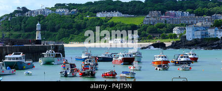 St. Ives Hafen mit Fischerbooten günstig auf einem Sommertag blue sky blue sea mit smeatons Pier auf der linken Seite des Bildes Cornwall Stockfoto