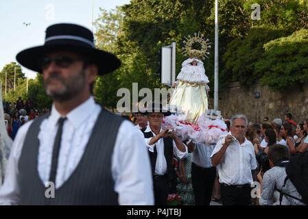 August 12, 2015 - Beziers, Frankreich: Beziers Stadtmenschen März während einer Jungfrau Maria Prozession vom Stadtzentrum an der Stierkampfarena. Neuer Bürgermeister der Stadt, Robert Menard, hat die Prozession als auch eine große öffentliche Masse in der Arena im Rahmen seiner kommunalen Programm katholischen Traditionen der Stadt neu zu beleben, erlaubt. Une Prozession avec la Vierge Marie traverse Les Rues de Beziers avant d'arriver Dans Les Arenes pour une Messe en plein air, dans le cadre de la Feria de Beziers. Le Maire de Beziers Robert Menard, proche du Front National, Insiste gießen Revitalizer plusieur Stockfoto