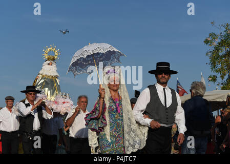 August 12, 2015 - Beziers, Frankreich: Beziers Stadtmenschen März während einer Jungfrau Maria Prozession vom Stadtzentrum an der Stierkampfarena. Neuer Bürgermeister der Stadt, Robert Menard, hat die Prozession als auch eine große öffentliche Masse in der Arena im Rahmen seiner kommunalen Programm katholischen Traditionen der Stadt neu zu beleben, erlaubt. Une Prozession avec la Vierge Marie traverse Les Rues de Beziers avant d'arriver Dans Les Arenes pour une Messe en plein air, dans le cadre de la Feria de Beziers. Le Maire de Beziers Robert Menard, proche du Front National, Insiste gießen Revitalizer plusieu Stockfoto