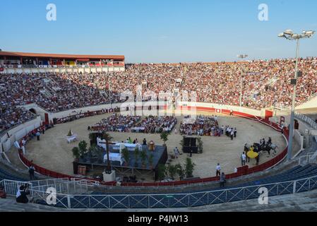 August 12, 2015 - Beziers, Frankreich: Tausende von Beziers Stadtmenschen nehmen Sie teil an einer katholischen Messe in der stierkampfarena vor der Eröffnung der "Feria", ein Sommerfest der Straßenfeste und Stierkampf. Neuer Bürgermeister der Stadt, Robert Menard, hat die große öffentliche Masse in der Arena im Rahmen seiner kommunalen Programm katholischen Traditionen der Stadt neu zu beleben, erlaubt. Une Prozession avec la Vierge Marie traverse Les Rues de Beziers avant d'arriver Dans Les Arenes pour une Messe en plein air, dans le cadre de la Feria de Beziers. Le Maire de Beziers Robert Menard, proche d Stockfoto