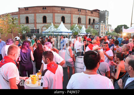 August 12, 2015 - Beziers, Frankreich: Beziers Städter trinken außerhalb der Stierkampfarena am ersten Tag der "Feria", ein Sommerfest der Straßenfeste und Stierkampf. Neuer Bürgermeister der Stadt, Robert Menard, hat die große öffentliche Masse in der Arena im Rahmen seiner kommunalen Programm katholischen Traditionen der Stadt neu zu beleben, erlaubt. Rassemblement festif a l'Exterieur Acte de Beziers pendant La Feria. Stockfoto