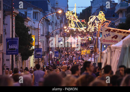 August 12, 2015 - Beziers, Frankreich: Zehntausende von Beziers Stadtmenschen nehmen Sie teil an der "Feria", ein Sommerfest der Straßenfeste und Stierkampf. Neuer Bürgermeister der Stadt, Robert Menard, hat die große öffentliche Masse in der Arena im Rahmen seiner kommunalen Programm katholischen Traditionen der Stadt neu zu beleben, erlaubt. Des dizaines de milliers de personnes participent à la Feria de Beziers dans une Atmosphäre festlich. Stockfoto