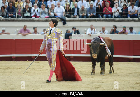 August 13, 2015 - Beziers, Frankreich: Französisch matador Sebastien Castilla, einer der bekanntesten Stierkämpfer der Welt, führt bei einer Corrida in seiner Geburtsstadt Beziers. Trotz der wachsenden Opposition von Tier rechte Gruppen, Stierkampf bleibt populär in Süd frankreich. Stierkampf Liebhaber berichten, dass die Praxis noch mehr echt ist in Südfrankreich als in den Nachbarländern, weil Spanien Stierkampf auf kommunaler Ebene organisiert wird, durch Gruppen von Menschen die tauromachy Traditionen verpflichtet. Corrida organizee dans le cadre de la Feria de Beziers. Le Maire de Beziers Robert Stockfoto