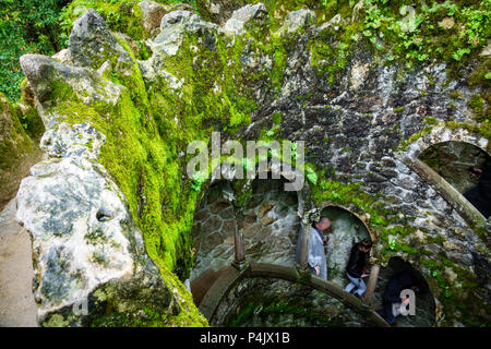 Die Einleitung und Muster mit unscharfen Touristen in Sintra Stockfoto