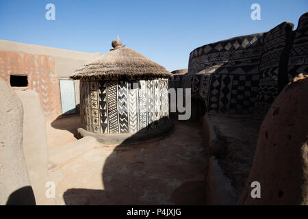 Tiebele, malte der Königshof gemachten Kassena Häuser, Burkina Faso Stockfoto