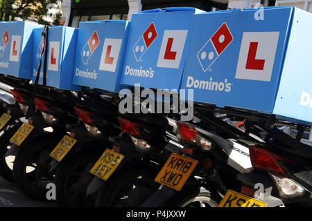 Dominos Pizza Delivery Roller in einer Linie Stockfoto