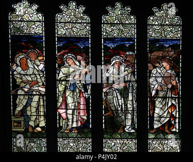 Ein Glasfenster von Edward Burn-Jones mit der Darstellung der vier Evangelisten, St Michael's Church, Linlithgow, West Lothian, Schottland Stockfoto