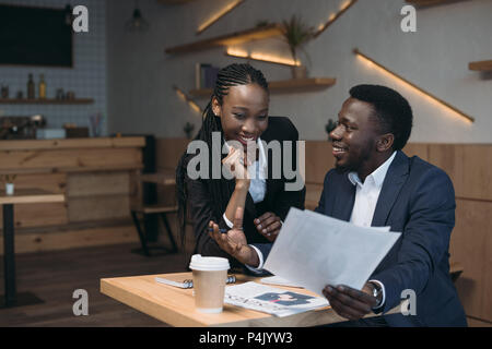 Lächelnd african american Business Partnern diskutieren Projekt auf Treffen im Cafe Stockfoto