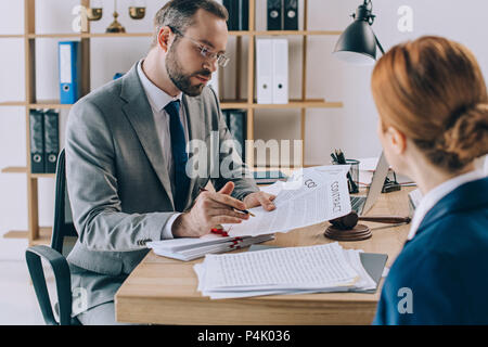 Teilansicht von Juristen diskutieren Vertrag am Arbeitsplatz im Büro Stockfoto