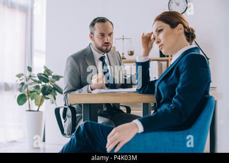 Juristen diskutieren Vertrag während der Sitzung im Büro Stockfoto