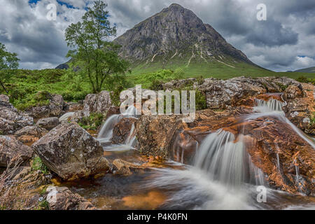 Der Wasserfall auf dem Fluss Coupall unter Buachaille Etive Mòr Stockfoto