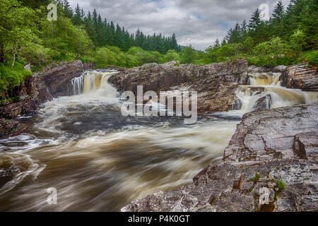 Der Fluss Orchy fließt über den EAS A' Chathaidh Wasserfall auf seinem Weg hinunter nach Glen Orchy. Stockfoto