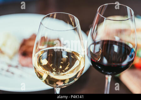 Nahaufnahme der zwei Gläser mit rotem und weißem Wein auf Tisch im Restaurant Stockfoto