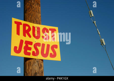 Jesus vertrauen, strassenrand Zeichen geheftet hohe Wüste Straße Telefon Pole, Community Church Outreach, wonder Valley, Kalifornien, Mojave, Joshua Tree USA. Stockfoto