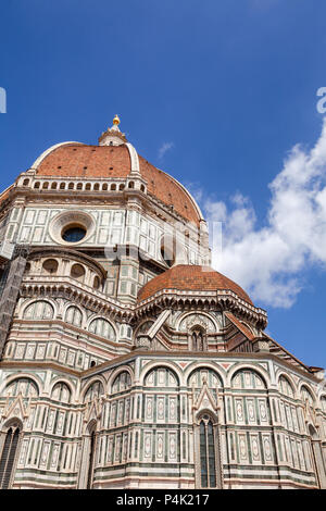 Prunkvolle neo-gotische Fassade und Kuppel der Kathedrale Santa Maria del Fiore oder die Kathedrale von Florenz (Il Duomo di Firenze), einem berühmten UNESCO-Herita Stockfoto