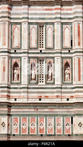 Prunkvolle neo-gotischen Glockenturm (Campanile) der Kathedrale Santa Maria del Fiore oder die Kathedrale von Florenz (Il Duomo di Firenze), einem berühmten UNESCO-Er Stockfoto