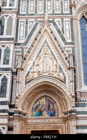 Prunkvolle neo-gotische Fassade der Kathedrale Santa Maria del Fiore oder die Kathedrale von Florenz (Il Duomo di Firenze), einem berühmten UNESCO-Weltkulturerbe ein Stockfoto