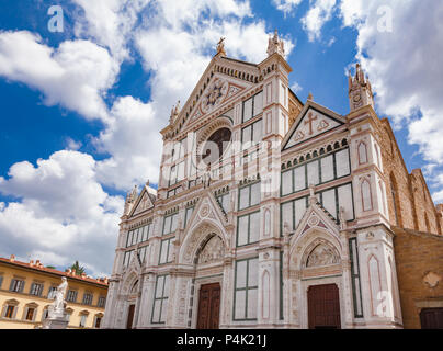 Reich verzierte Fassade der Basilika di Santa Croce (Basilika des Heiligen Kreuzes), auch als Tempel der Italienischen Herrlichkeiten, die größte Franziskanerkirche in Stockfoto