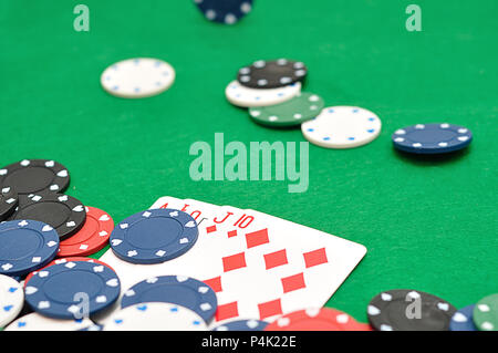 Ein Royal Flush mit Poker chips angezeigt. Flache Tiefenschärfe Stockfoto