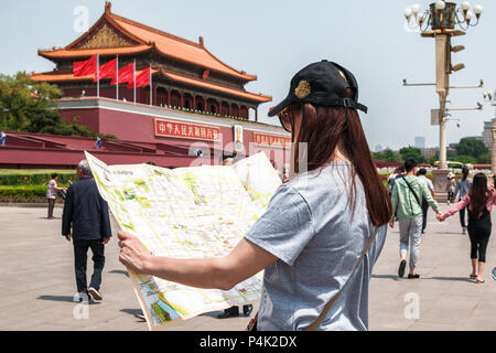 Ein Tourist girl hält eine Karte von Chinas Hauptstadt Peking Stockfoto