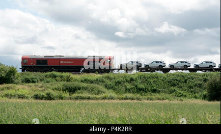 DB Schenker Class 66 Diesel Lokomotive zieht ein Land Rover Auto Zug am Hatton Bank, Warwickshire, Großbritannien Stockfoto