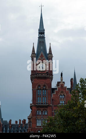 Spired Uhrturm am St. Pancras International Bahnhof Kings Cross, St. Pancras, London. Bäume im Vordergrund, Porträt, kopieren. Stockfoto