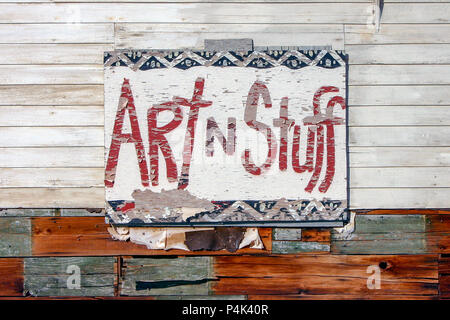 Kunst n Stuff Hand gemalte Zeichen, American folk art, Outsider Art, auf eine lange abgerissenen Wüste Kabine, in der hohen Wüste, die Mojave, Kalifornien, USA. Stockfoto