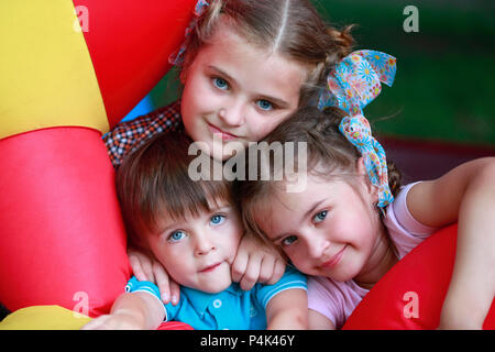 Belarus, die Stadt Gomel, 16. Juli 2016. Das Dorf Markovici. Konferenz der orthodoxen Jugend. Drei fröhliche Kinder. Bruder und Schwestern Stockfoto