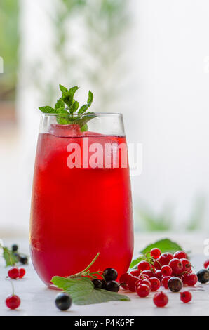Schwarze Johannisbeere und Rote Johannisbeere hausgemachte Sirup auf dem hellen Hintergrund blured Stockfoto