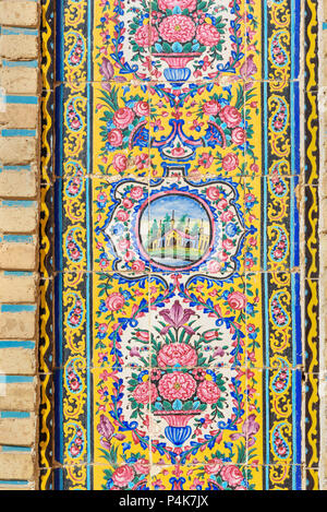 Dekorierte Wand von Nasir Ol-Molk Moschee, auch bekannt als Rosa Moschee in Shiraz. Iran Stockfoto