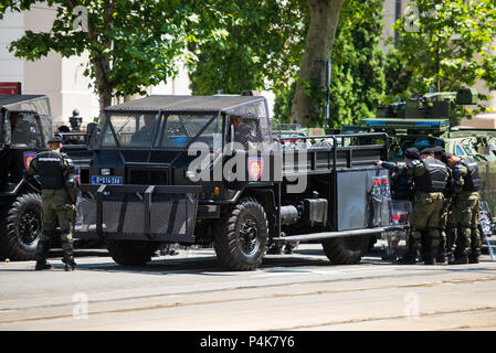 Belgrad, Serbien - 27. Mai 2018: Gendarmery besondere Polizeikräfte mit bewaffneten Fahrzeugen am Tag der Polizei Stockfoto