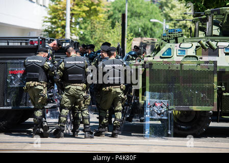 Belgrad, Serbien - 27. Mai 2018: Gendarmery besondere Polizeikräfte mit bewaffneten Fahrzeugen am Tag der Polizei Stockfoto