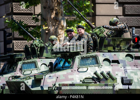 Belgrad, Serbien - 27. Mai 2018: Gendarmery besondere Polizeikräfte mit bewaffneten Fahrzeugen am Tag der Polizei Stockfoto