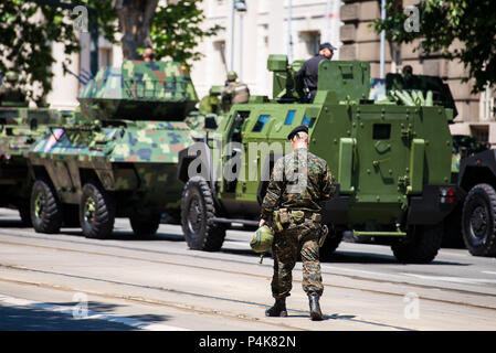 Belgrad, Serbien - 27. Mai 2018: Gendarmery besondere Polizeikräfte mit bewaffneten Fahrzeugen am Tag der Polizei Stockfoto