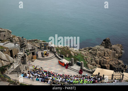 Die Zuschauer sehen eine Aufführung im Minack Theatre, Porthcurno, in der Nähe von Land's End in Cornwall, Großbritannien, 13. Juni, 2018 Stockfoto