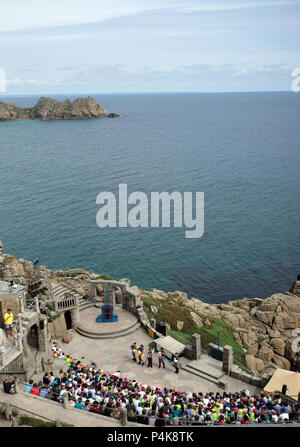 Die Zuschauer sehen eine Aufführung im Minack Theatre, Porthcurno, in der Nähe von Land's End in Cornwall, Großbritannien, 13. Juni, 2018 Stockfoto