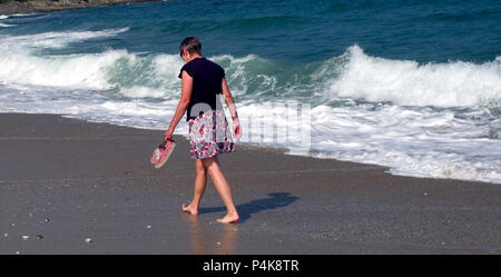 Eine Frau, die Spaziergänge auf den Towan Strand, auf der Roseland Halbinsel, Cornwall, Großbritannien am 9. Juni 2018 Stockfoto