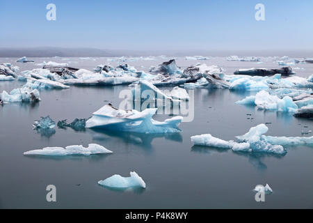 Blaue Eisberge schwimmen in Jökulsárlón Gletscher Lagook, Island Stockfoto