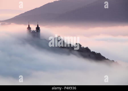 Über Wolken in Banska Stiavnica, Slowakei Kalvarienberg Stockfoto