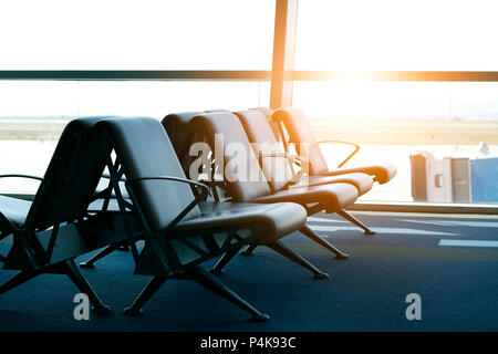 Leere Sitze der Flughafen Terminal in den Wartebereich Stockfoto