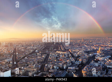 Paris mit Regenbogen - Skyline Stockfoto