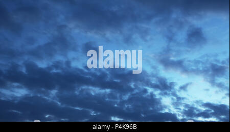 Blauer Himmel mit Wolken Stockfoto