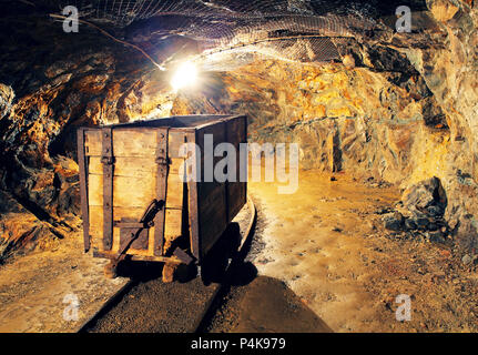 Bergbau Warenkorb in Silber, Gold, Kupfer Stockfoto