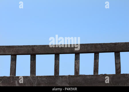 Eine Leiter von altem Holz vor dem Hintergrund des blauen Himmels festgelegt Stockfoto