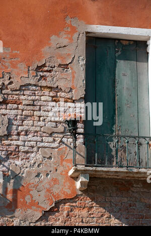 Geschlossene Fenster des Pensione Seguso, mit Blick auf den Rio di San Vio, Cannaregio, Venice, Italien: peeling Lack und Gips Stockfoto