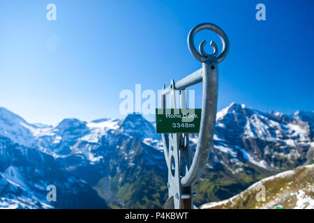 Informationen unterzeichnen und Blick auf die Alpen entlang der Großglockner Hochalpenstraße in Österreich, Europa Stockfoto